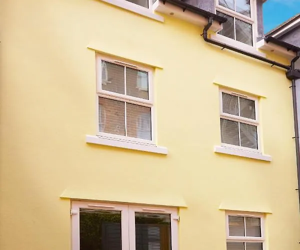 Charming 4-bed Townhouse On South Cliff *