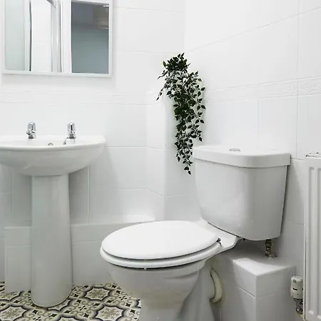 Holiday home Charming 4-bed Townhouse On South Cliff *