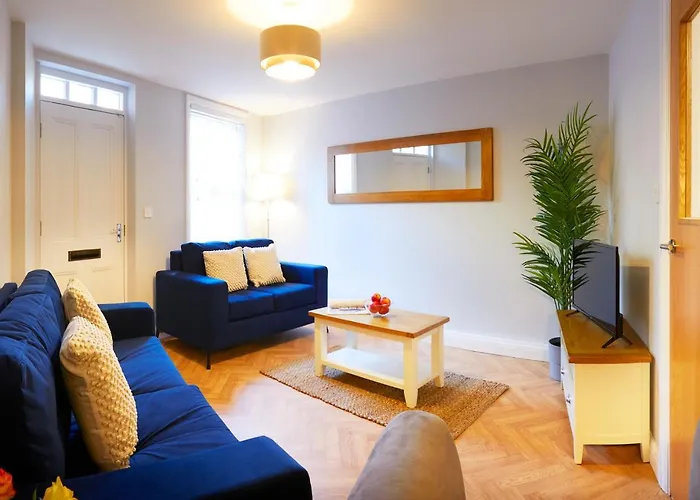 Semesterbostad Charming 4-bed Townhouse On South Cliff